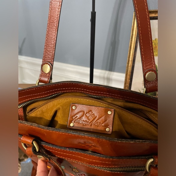 Patricia Nash Poppy Tote with dust cover - Picture 4 of 13